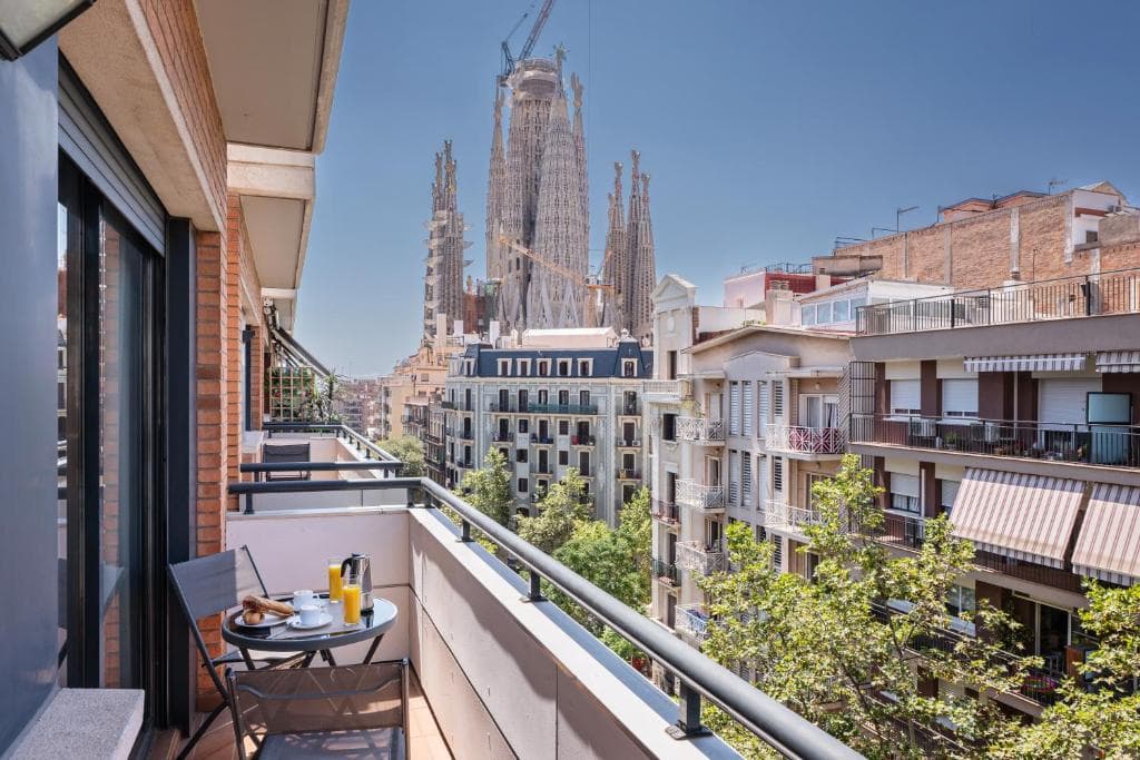 Balcón de un piso del Eixample con vistas a la Sagrada Família, en Barcelona